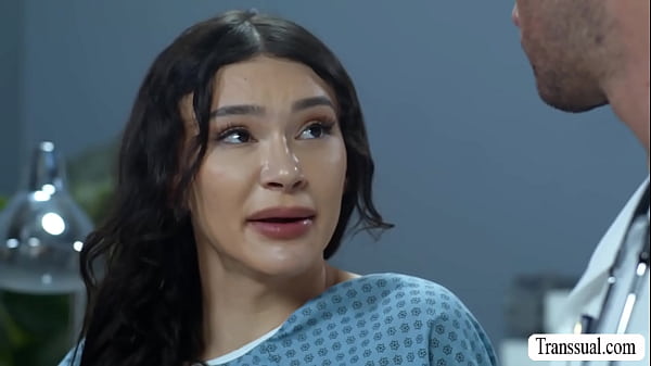Shemale Andylynn Payne Is in the Clinic of her Doctor Cliff