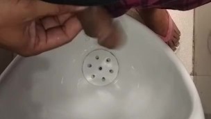 Pinoy Salsal Pissing at Nagjakol Sa Cr Ng Mall Inabotan Ng Libog!!!!!